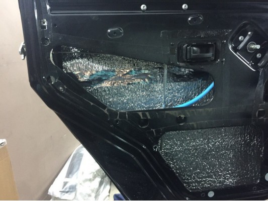 Шумоизоляция пола, арок и щитка моторного отсека